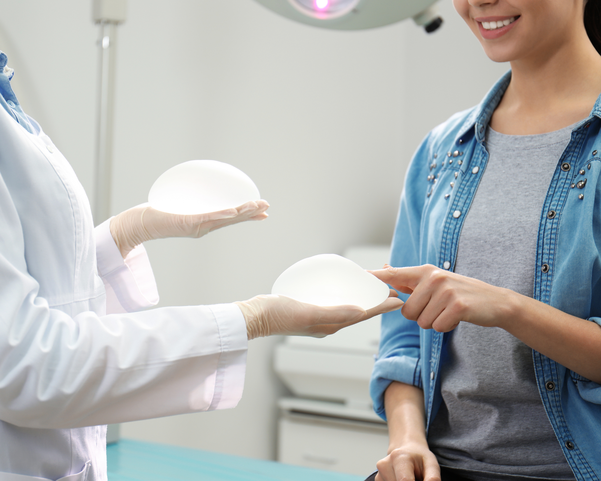 ¿Los implantes se sienten como senos naturales? Aquí te lo contamos todo