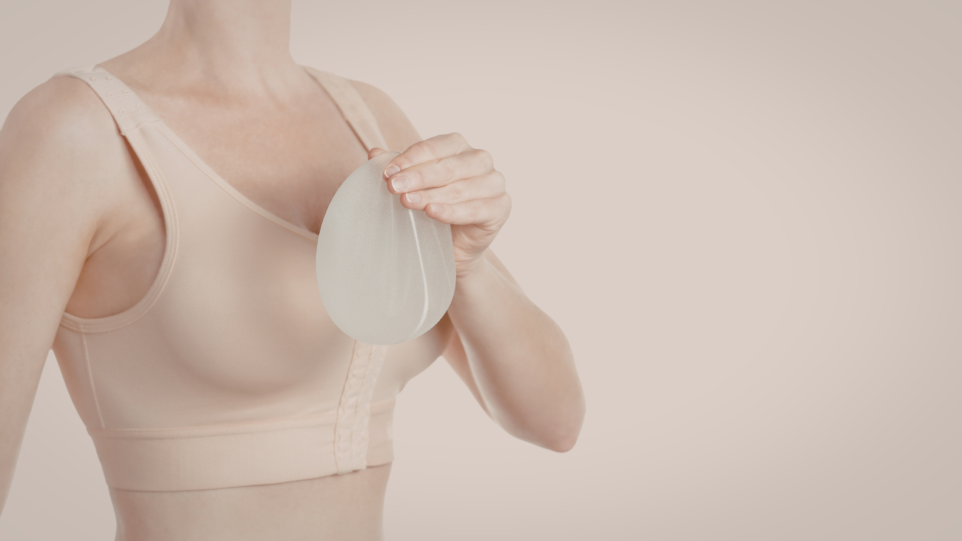 ¿Se caen los senos al quitar los implantes? El levantamiento mamario como solución